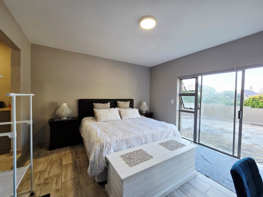 6 Bedroom Property for Sale in Glentana Western Cape